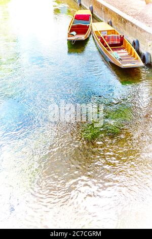 Punts, Water and Reflections on the River Stour in der englischen mittelalterlichen Domstadt Canterbury in Kent, England, Großbritannien Stockfoto