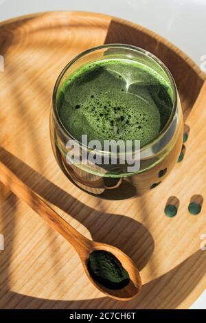 Spirulina oder Chlorella. Grüne Nahrungsergänzung. Stockfoto