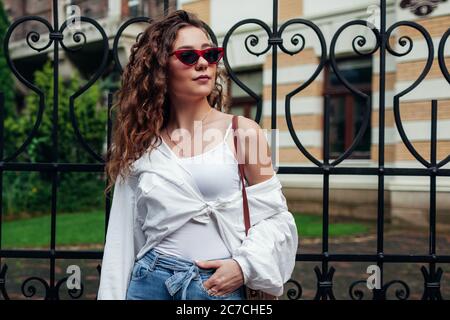 Outdoor-Street-Portrait der jungen schönen modischen Frau trägt stilvolle Sommer Kleidung Accessoires in der Stadt. Stockfoto