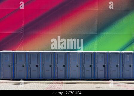 Eine lange Reihe öffentlicher Toiletten auf einer Straßenparty. Stockfoto