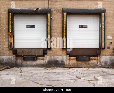 Industrielle Ladedock auf gemauerte Fassade Stockfoto