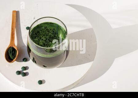 Spirulina oder Chlorella. Grüne Nahrungsergänzung. Stockfoto