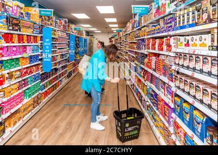 Clonakilty, West Cork, Irland. Juli 2020. Discounter Dealz eröffnet in Clonakilty heute Morgen, einer von drei Läden in Irland heute zu öffnen. Mit 6 Managern und 18 Angestellten gab es den ganzen Morgen eine große Schlange vor dem Laden. Quelle: AG News/Alamy Live News Stockfoto