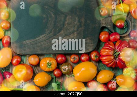 Gruppe von frischen Tomaten. Tomaten in verschiedenen Farben und Arten. Ökologische Industrie und ökologischer Landbau Stockfoto