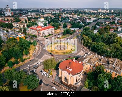 Luftaufnahme der Kreisstraße mit kreisförmigen Autos in kleinen europäischen Stadt am Sommernachmittag, Kiew Region, Ukraine Stockfoto