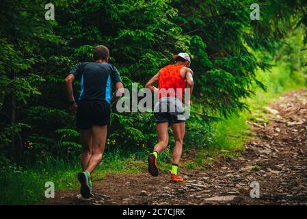 Trailrunner beim Vertikalrennen im grünen Wald Stockfoto