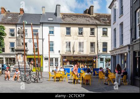 Clonakilty, West Cork, Irland. Juli 2020. Der Asna-Platz in Clonakilty war heute mit Einheimischen und Touristen gleichermaßen beschäftigt, die bei sonnigem Wetter an Tischen im Freien aßen. Quelle: AG News/Alamy Live News Stockfoto