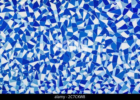 Stein blau lackiert Symetrie Dekor Fliesen mit Risse Wand Hintergrundstruktur. Kachel blau weiß und dunkelblau. Blau Stockfoto