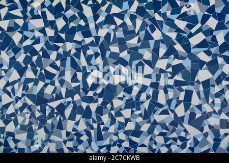 Stein blau lackiert Symetrie Dekor Fliesen mit Risse Wand Hintergrundstruktur. Kachel blau weiß und dunkelblau. Blau Stockfoto