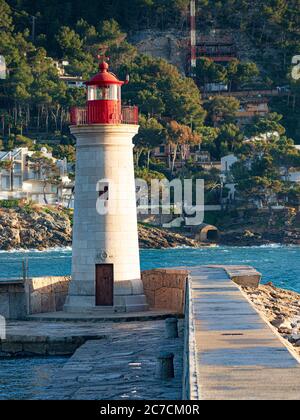 Leuchtturm vor dem Eingang zum Meer Hafen von Port de Andratx, Mallorca Insel, Spanien. Stockfoto
