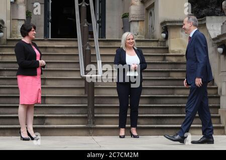 Ein Taoiseach Micheal Martin trifft auf dem Stormont Castle in Belfast, Nordirland, den Ersten Minister Arlene Foster und die stellvertretende erste Ministerin Michelle O'Neill. Stockfoto