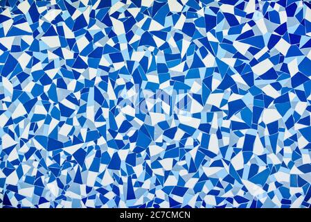 Stein blau lackiert Symetrie Dekor Fliesen mit Risse Wand Hintergrundstruktur. Kachel blau weiß und dunkelblau. Blau Stockfoto