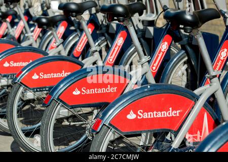 Die Reihe der Santander Bank hat Fahrräder für die Anmietung an einer Anlegestelle in Southwark, London, Großbritannien, gesponsert. Stockfoto