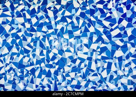 Stein blau lackiert Symetrie Dekor Fliesen mit Risse Wand Hintergrundstruktur. Kachel blau weiß und dunkelblau. Blau Stockfoto