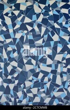 Stein blau lackiert Symetrie Dekor Fliesen mit Risse Wand Hintergrundstruktur. Kachel blau weiß und dunkelblau. Blau Stockfoto
