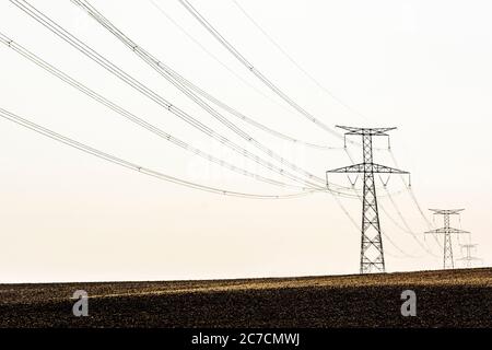 Hochspannungsmast in einem Feld, Auvergne Rhone Alpes, Frankreich Stockfoto