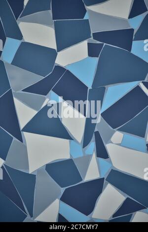 Stein blau lackiert Symetrie Dekor Fliesen mit Risse Wand Hintergrundstruktur. Kachel blau weiß und dunkelblau. Blau Stockfoto