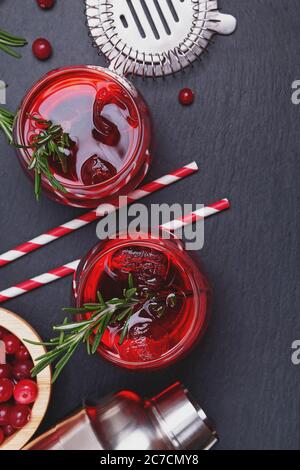 Zwei Gläser Cranberry Cocktail mit Rosmarin Stockfoto