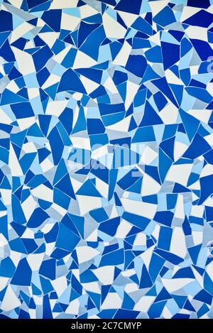 Stein blau lackiert Symetrie Dekor Fliesen mit Risse Wand Hintergrundstruktur. Kachel blau weiß und dunkelblau. Blau Stockfoto