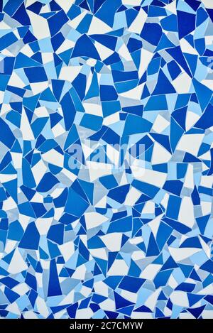 Stein blau lackiert Symetrie Dekor Fliesen mit Risse Wand Hintergrundstruktur. Kachel blau weiß und dunkelblau. Blau Stockfoto