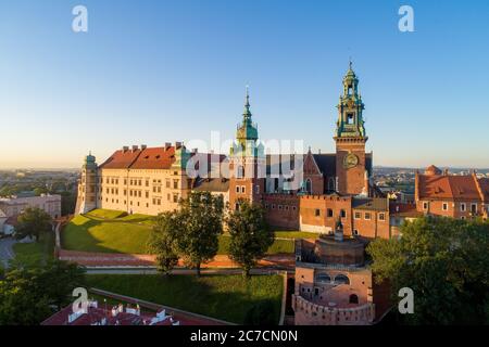 Historische königliche Wawel Kathedrale und Schloss und in Krakau, Polen. Luftaufnahme im Sonnenaufgangslicht früh am Morgen im Sommer Stockfoto