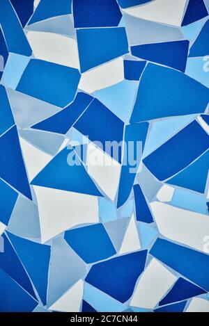 Stein blau lackiert Symetrie Dekor Fliesen mit Risse Wand Hintergrundstruktur. Kachel blau weiß und dunkelblau. Blau Stockfoto