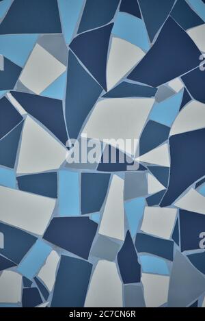 Stein blau lackiert Symetrie Dekor Fliesen mit Risse Wand Hintergrundstruktur. Kachel blau weiß und dunkelblau. Blau Stockfoto