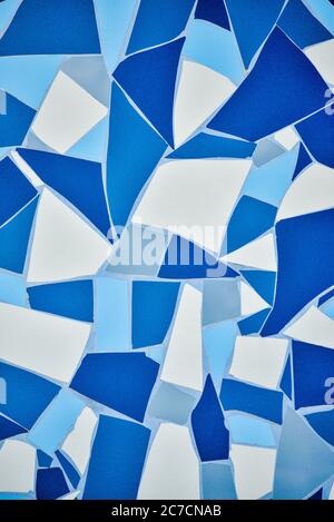 Stein blau lackiert Symetrie Dekor Fliesen mit Risse Wand Hintergrundstruktur. Kachel blau weiß und dunkelblau. Blau Stockfoto