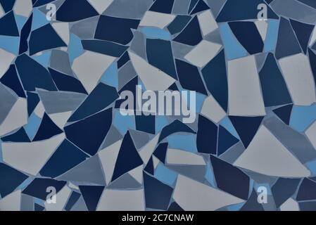 Stein blau lackiert Symetrie Dekor Fliesen mit Risse Wand Hintergrundstruktur. Kachel blau weiß und dunkelblau. Blau Stockfoto