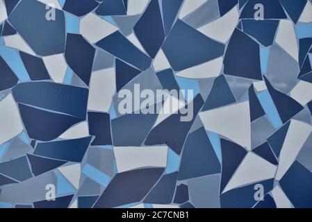 Stein blau lackiert Symetrie Dekor Fliesen mit Risse Wand Hintergrundstruktur. Kachel blau weiß und dunkelblau. Blau Stockfoto