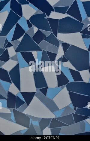 Stein blau lackiert Symetrie Dekor Fliesen mit Risse Wand Hintergrundstruktur. Kachel blau weiß und dunkelblau. Blau Stockfoto