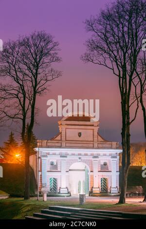 Parnu, Estland. Tallinn Tor Ist Historische Festung Von Parnu. Tor aus dem 17. Jahrhundert. Nachtansicht Stockfoto