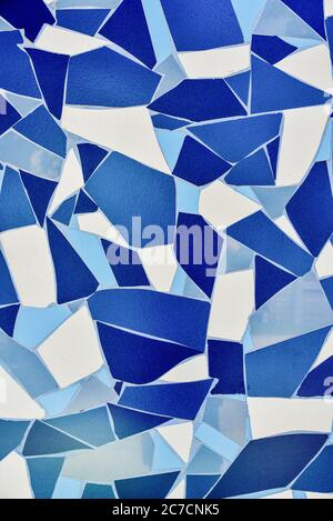 Stein blau lackiert Symetrie Dekor Fliesen mit Risse Wand Hintergrundstruktur. Kachel blau weiß und dunkelblau. Blau Stockfoto