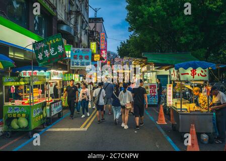 15. Juli 2020: Der Luodong Nachtmarkt, neben dem Luodong Park in Yilan, Taiwan, ist einer der beliebtesten und überfüllten Nachtmarkt, der lo bietet Stockfoto