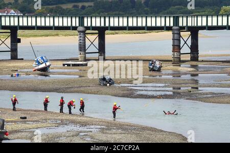 Brighton UK 16. Juli 2020 - Mitglieder des Kent Fire & Rescue Service machen eine Trainingseinheit im Fluss Adur in Shoreham-by-Sea bei Brighton während einer Mischung aus sonnigem und bewölktem Wetter, da die wärmeren Bedingungen für den späteren Verlauf der Woche und das Wochenende in ganz Großbritannien prognostiziert werden: Credit Simon Dack / Alamy Live News Stockfoto