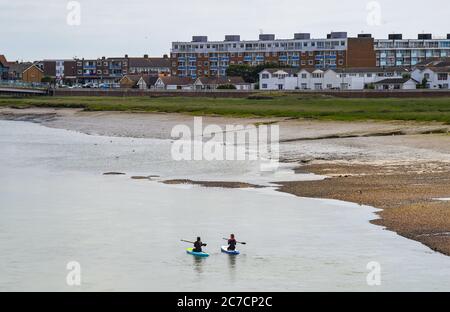 Brighton UK 16. Juli 2020 - Paddlebarder fahren entlang des Flusses Adur in Shoreham bei Brighton an einem warmen Tag in der Nähe von Brighton, da wärmeres sonniges Wetter für später in der Woche und am Wochenende in ganz Großbritannien prognostiziert wird : Credit Simon Dack / Alamy Live News Stockfoto