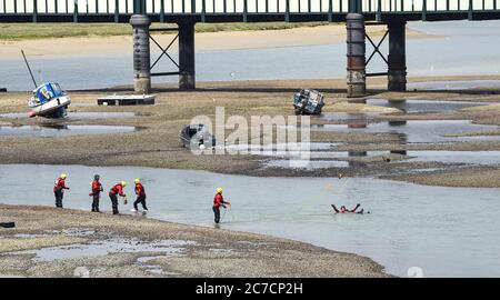 Brighton UK 16. Juli 2020 - Mitglieder des Kent Fire & Rescue Service machen eine Trainingseinheit im Fluss Adur in Shoreham-by-Sea bei Brighton während einer Mischung aus sonnigem und bewölktem Wetter, da die wärmeren Bedingungen für den späteren Verlauf der Woche und das Wochenende in ganz Großbritannien prognostiziert werden: Credit Simon Dack / Alamy Live News Stockfoto