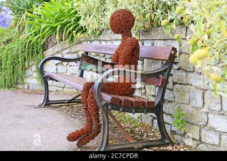 'The Reader' von Victoria Westaway, Langmoor und Lister Gardens Skulpturenpfad, Lyme Regis, Dorset, England, Großbritannien, Großbritannien, Großbritannien, Großbritannien, Europa Stockfoto