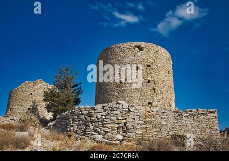Low-Winkel-Aufnahme einer alten Burg unter dem schönen Himmel in Symi, Griechenland Stockfoto