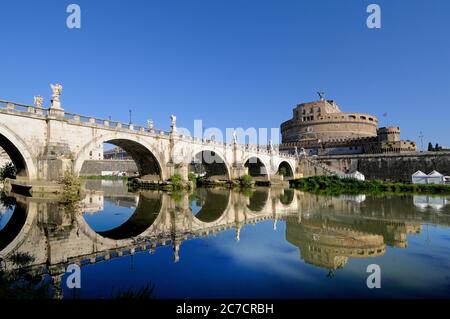 Castel Sant'Angelo und die Tiber-Brücke spiegeln sich an einem hellen sonnigen Tag in Rom, Italien, Europa im stillen Wasser Stockfoto