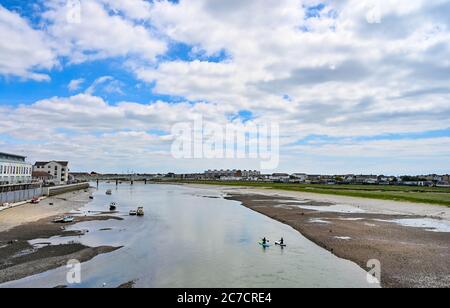 Brighton UK 16. Juli 2020 - Paddlebarder fahren entlang des Flusses Adur in Shoreham bei Brighton an einem warmen Tag in der Nähe von Brighton, da wärmeres sonniges Wetter für später in der Woche und am Wochenende in ganz Großbritannien prognostiziert wird : Credit Simon Dack / Alamy Live News Stockfoto