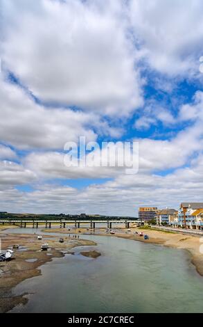 Brighton UK 16. Juli 2020 - EIN Blick nach Norden über den Fluss Adur in Shoreham in der Nähe von Brighton an einem hellen sonnigen Tag, als wärmere sonnige Wetter für später in der Woche und am Wochenende in ganz Großbritannien prognostiziert : Credit Simon Dack / Alamy Live News Stockfoto