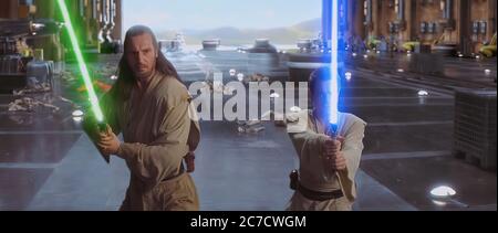 Liam Neeson als Qui Gon Dschinn und Ewan McGregor als Obi Wan Kenobi in Star Wars Episode I The Phantom Menace - Promotional Movie Picture Stockfoto