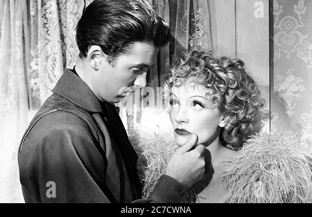 Marlene Dietrich und James Stewart in Destry Rides Again - Promotional Movie Picture Stockfoto