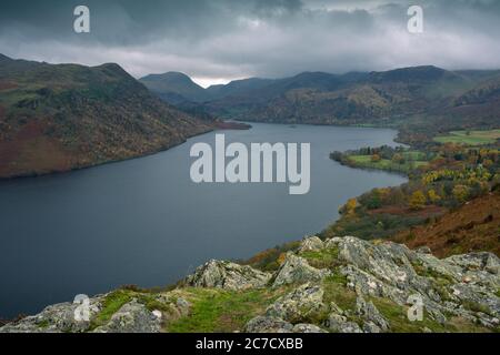 Ullswater See von Yew Crag auf Gowbarrow fiel im Lake District National Park, Cumbria, England. Stockfoto