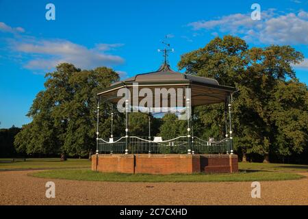 Bandstand, Boultham Park, Amphitheater, Auditorium, Akustik, umfangreiche Restaurierung, neues Dach, Grade2, Gartengavebos. Stockfoto