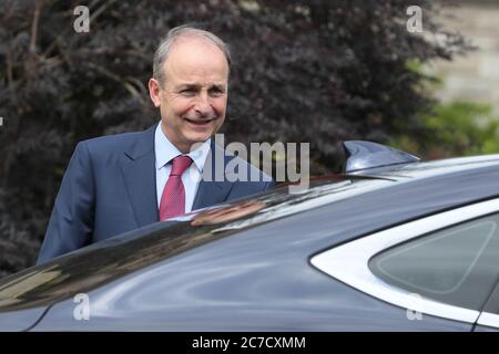 Ein Taoiseach Micheal Martin verlässt das Schloss, nachdem er mit dem Ersten Minister Arlene Foster und der stellvertretenden Ersten Ministerin Michelle O'Neill im Stormont Castle in Belfast, Nordirland, zusammentrat. Stockfoto