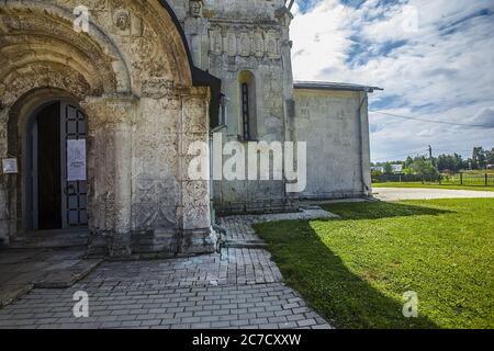 Die horizontale Aufnahme des Eingangs der orthodoxen christlichen Kirche in Jurjew-Polski, Russland Stockfoto