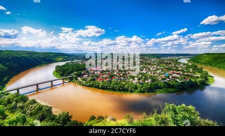 Panoramablick von oben auf die berühmte ukrainische Stadt Zaleshchiki in der Schlucht des Flusses Dnister. Ukraine, Ternopil Region Stockfoto