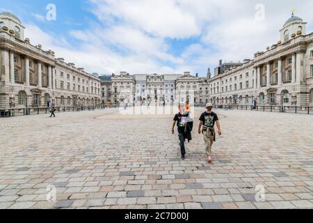 London, Großbritannien. Juli 2020. Somerset House wieder für die Öffentlichkeit geöffnet - Touristen sind glücklich, wieder zu sein, wenn auch nur in kleinen Zahlen. Besucher werden gebeten, sich an die Hinweise zur sozialen Distanzierung usw. zu halten, die den Empfehlungen der Regierung nach der Lockerung der Sperre folgen. Kredit: Guy Bell/Alamy Live Nachrichten Stockfoto